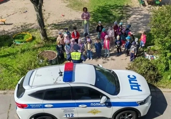 Однажды солнечным майским деньком ребят из групп «Непоседы» и «Почемучки» на прогулке н...