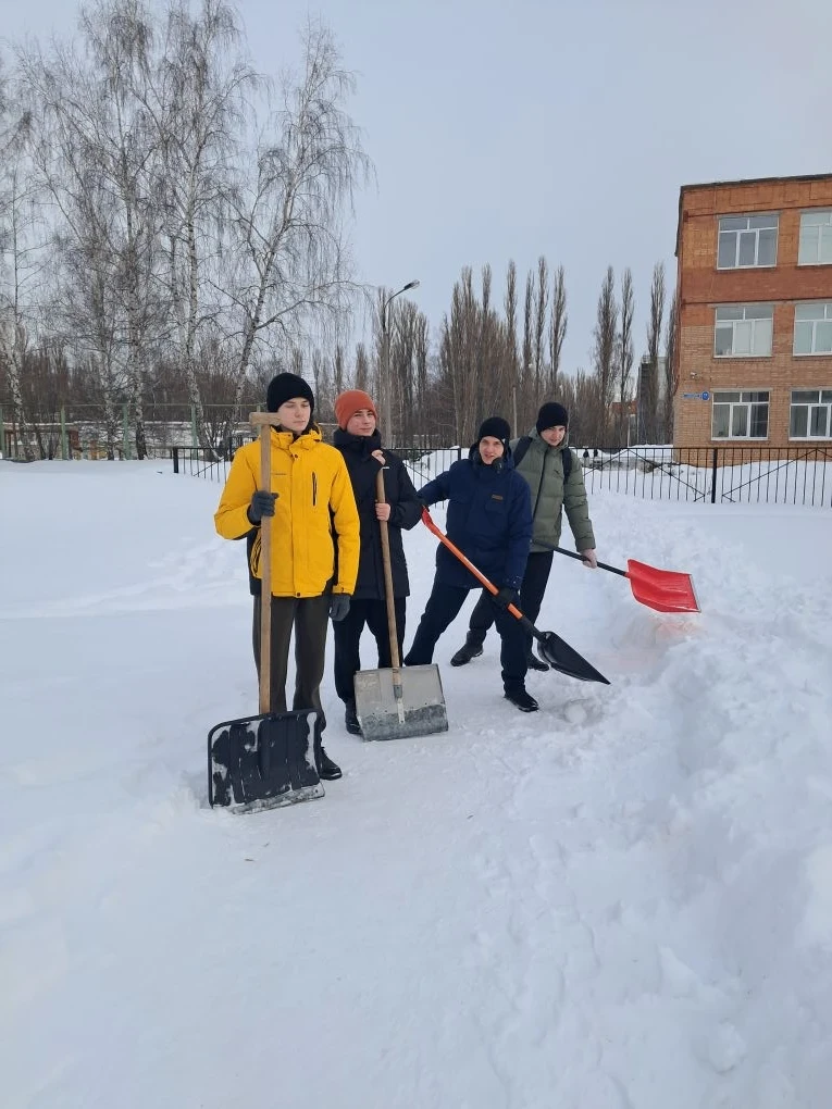 Сегодня на субботнике по уборке снега школьного двора отлично потрудились ребята из Энергокружка ПАО
