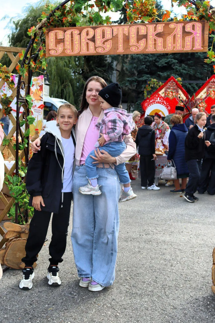 🌻✨Яркая входная группа, плетень с подсолнухами, глиняные крынки и традиционный казачий...