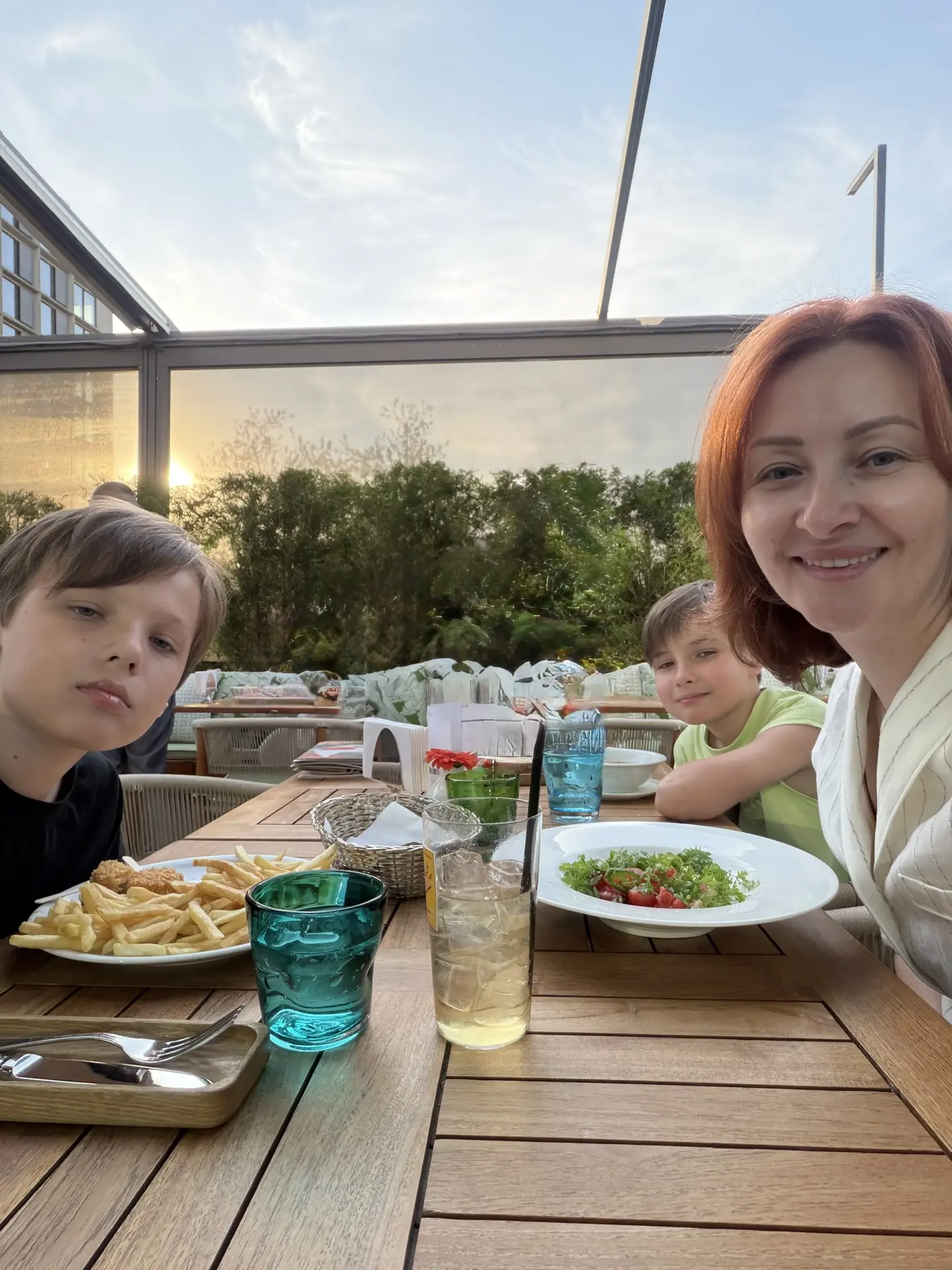 Официально мы еще учимся, а в душЕ - уже  начало каникул😅 Пошли с ребятами отметить это событие ))