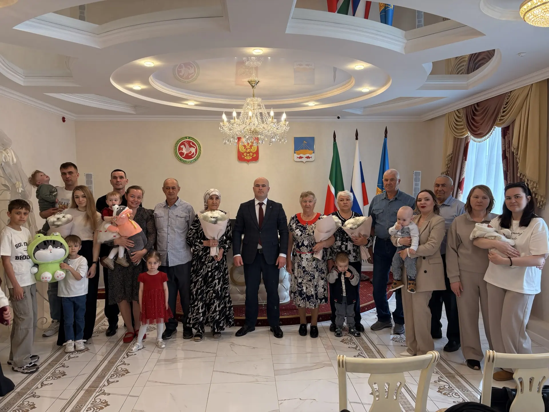С праздником, дорогие семьи! Сегодня в лаишевском ЗАГСе чествовали тех, кто знает цену любви, вернос