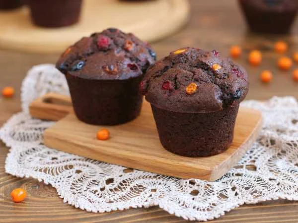 🧁 Постные кексы с ягодами.  Ингредиенты:  • Мука пшеничная - 145 г • Какао - 25 г • Сахар - 130 г • 