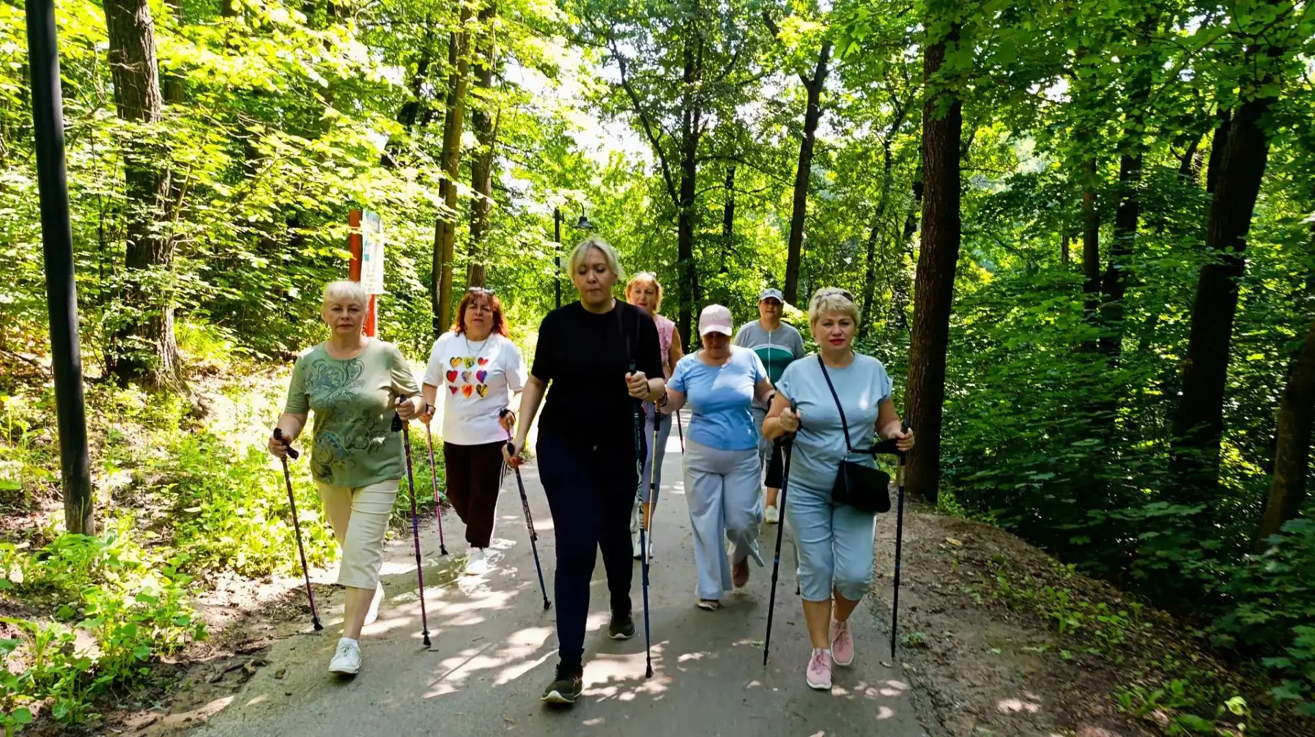 ✨ В парке Маршалково прошло очередное занятие скандинавской ходьбой. Наши получатели социальных услу