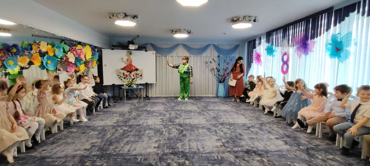🌸Цветок на открытке для мамы моей, Я ей пожелаю прекраснейших дней, Побольше улыбок и солнца в окне,