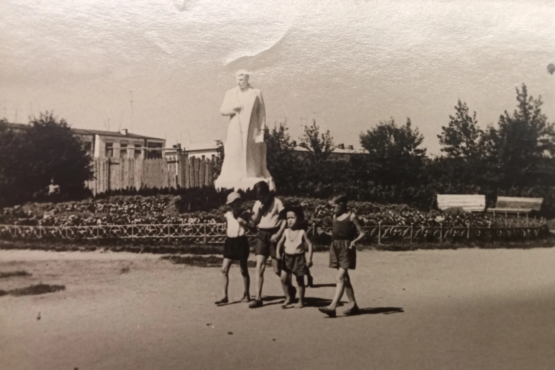 Любите рассматривать старые фотографии? Всматриваться в лица, детали зданий и чувствова...