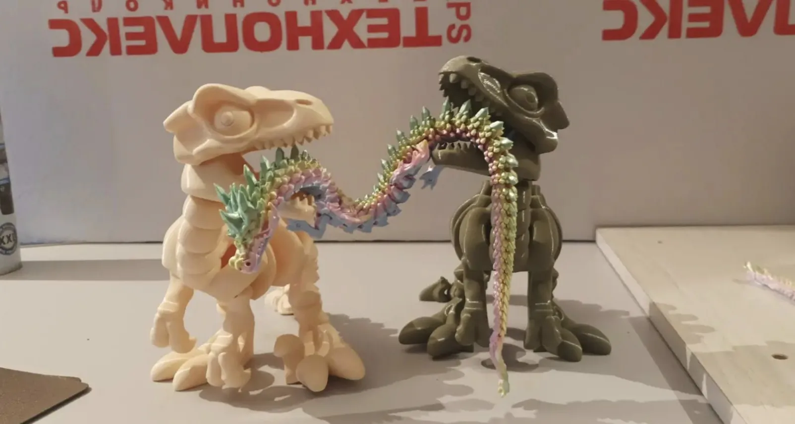 🦖 Битва титанов… или дружеские объятия? Решать тебе! 🦖