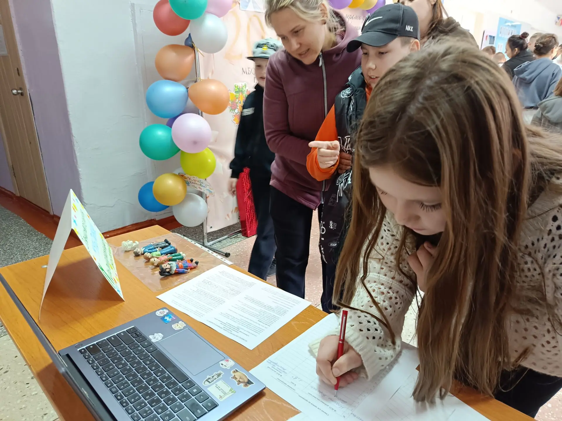 Сегодня в школе проходит Ярмарка дополнительного образования. Это возможность выбрать д...