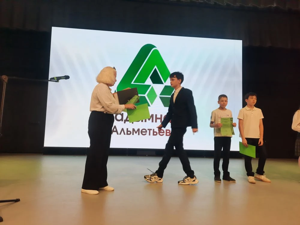 В полилингвальной гимназии «Адымнар-Альметьевск» состоялась торжественная линейка, посвящённая завер