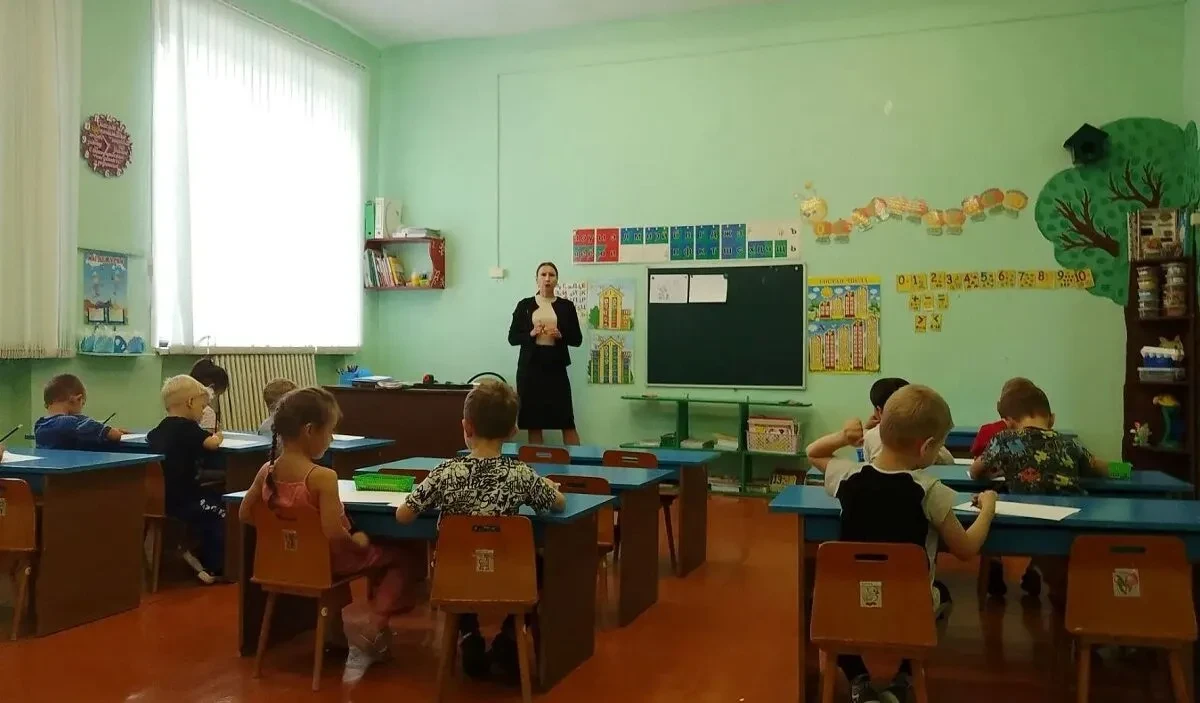 С воспитанниками разновозрастной группы от 4 до 7 лет прошло занятие  по рисованию, где...