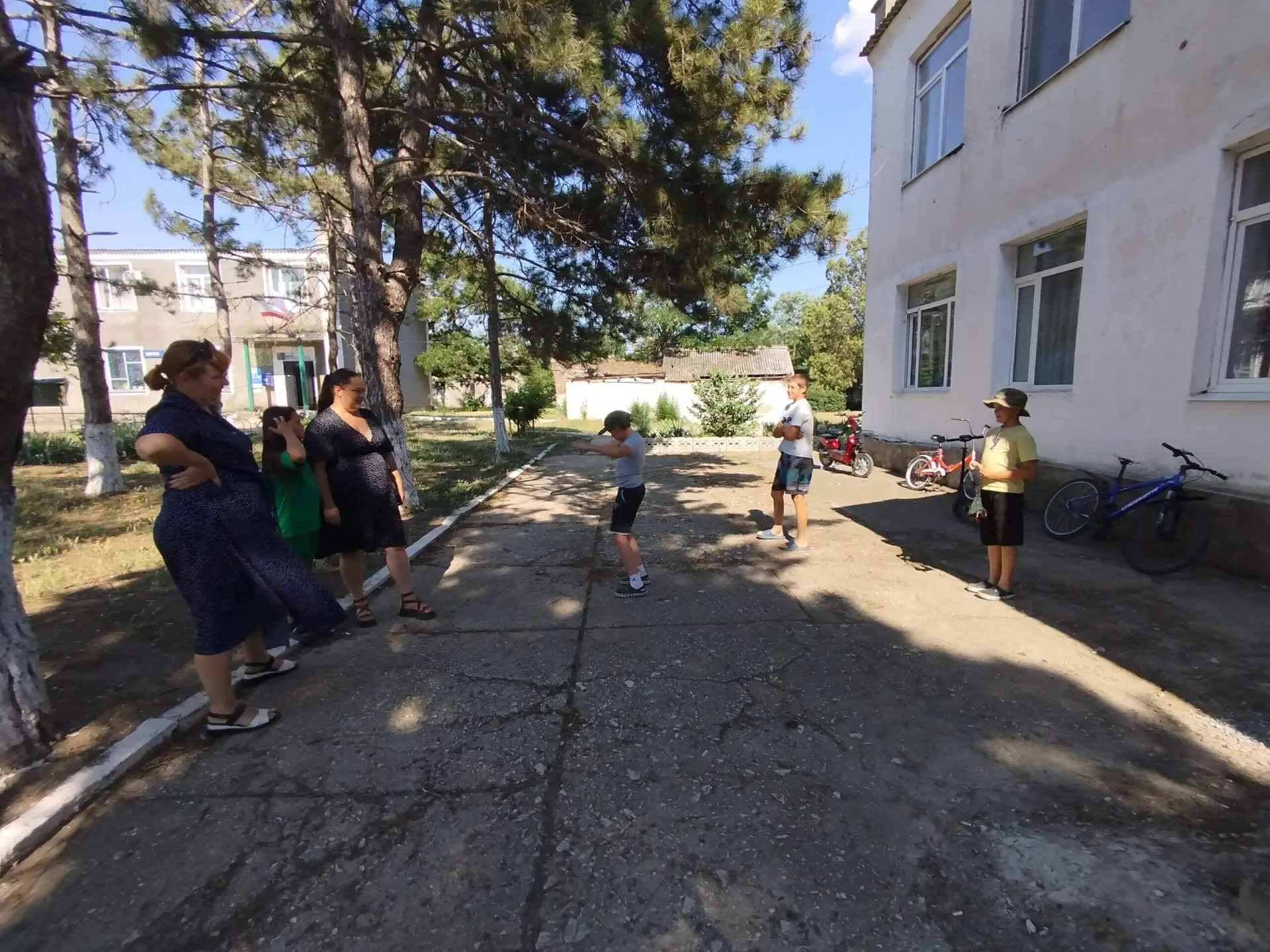 Лето — замечательная пора, словно специально создана для того, чтобы дети бегали, прыга...
