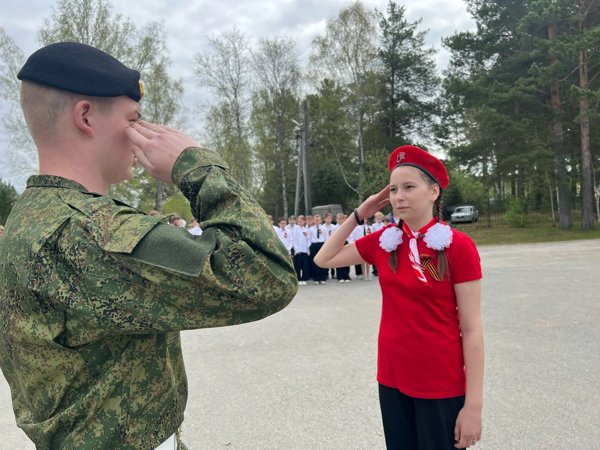 В нашей школе прошёл традиционный смотр строя и песни, посвящённый памяти героев и воспитанию патрио