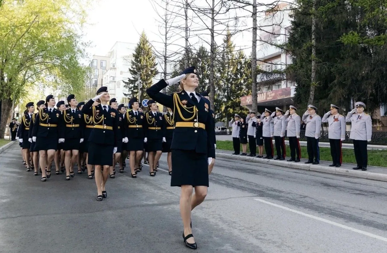 Единственную женскую колонну в строю на Параде Победы 9 мая 2026 года на главной площади Новосибирск