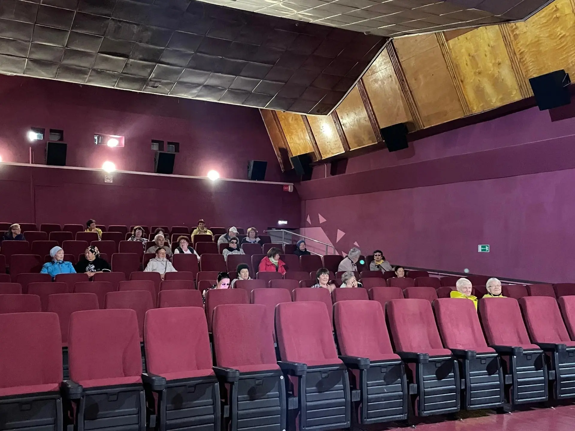 🎬 Одной из традиций кинотеатра «Мир» стало дарить бывшим сотрудникам‑пенсионерам небол...