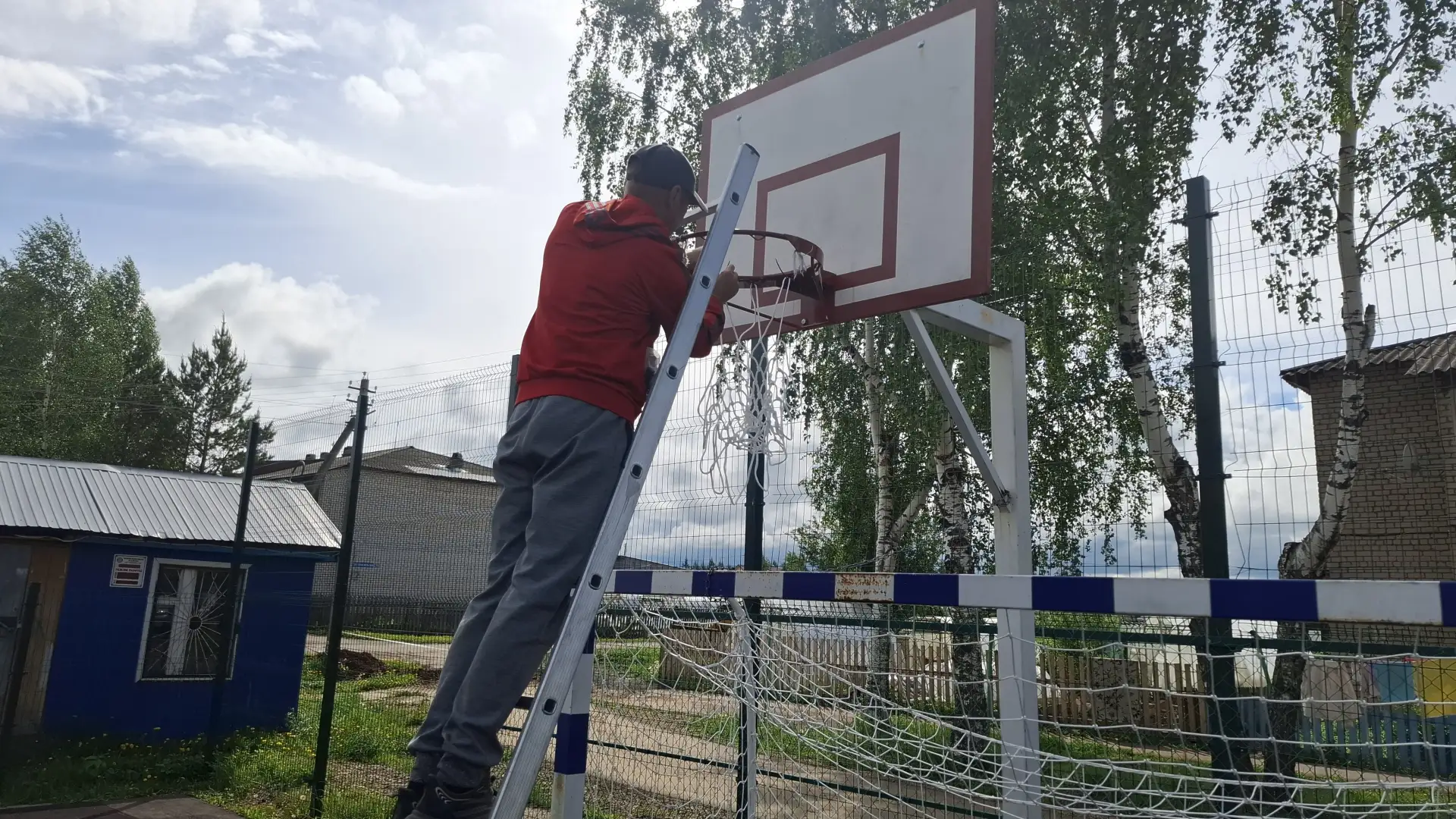 🏀 Отличные новости для всех любителей баскетбола!

На улице Комсомольской появились новые баскетбол