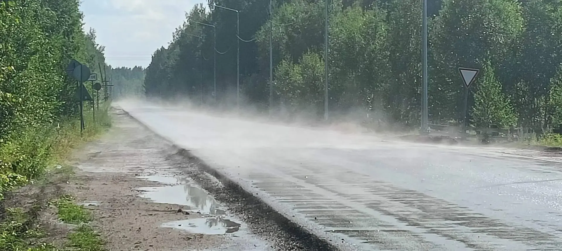 Дорога парит после мощного, но кратковременного ливня в жаркий день.
Фото нашего подписчика.
Июль, 2