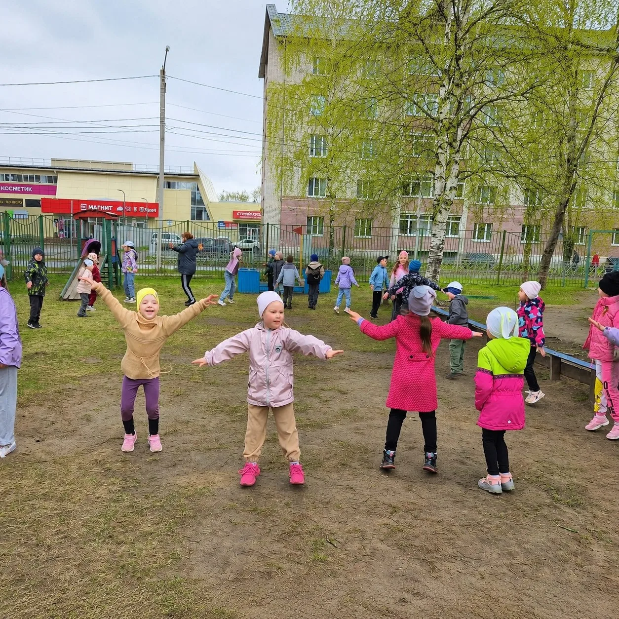 🌞 Утро начинается не с гаджетов, а со свежего воздуха! 🍃

Знаете ли вы, что утренняя зарядка на ул