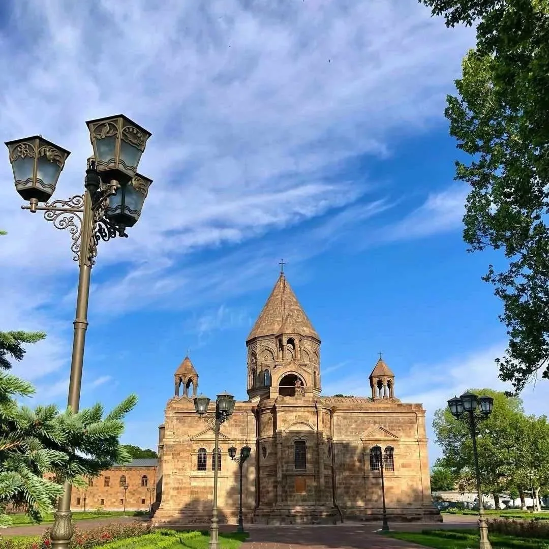 🇦🇲 Полезные фразы: Эчмиадзин

• Где находится Кафедральный собор? — Որտե՞ղ է գտնվում Մայր Տաճարը [