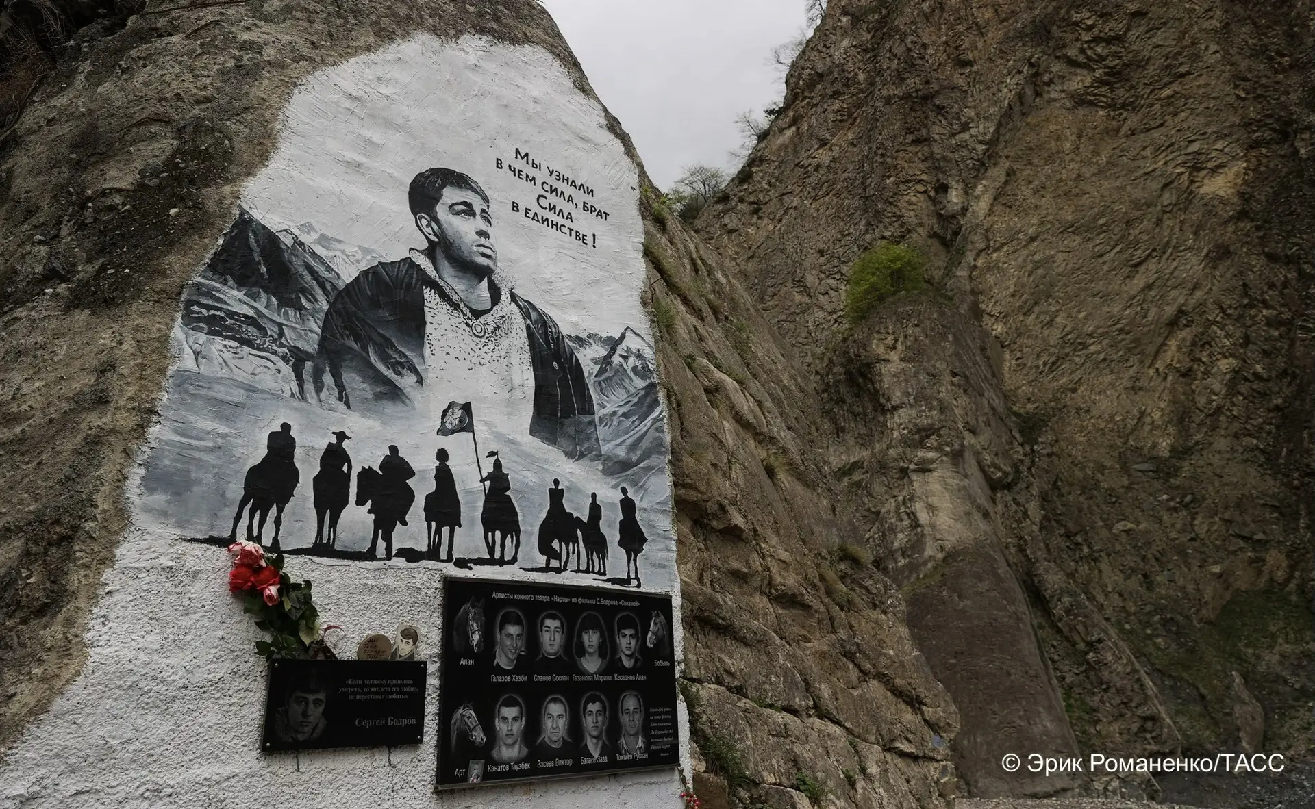 Снежно-ледовая лавина в ущелье Безенги в Кабардино-Балкарии, унесшая жизни 17 альпинист...