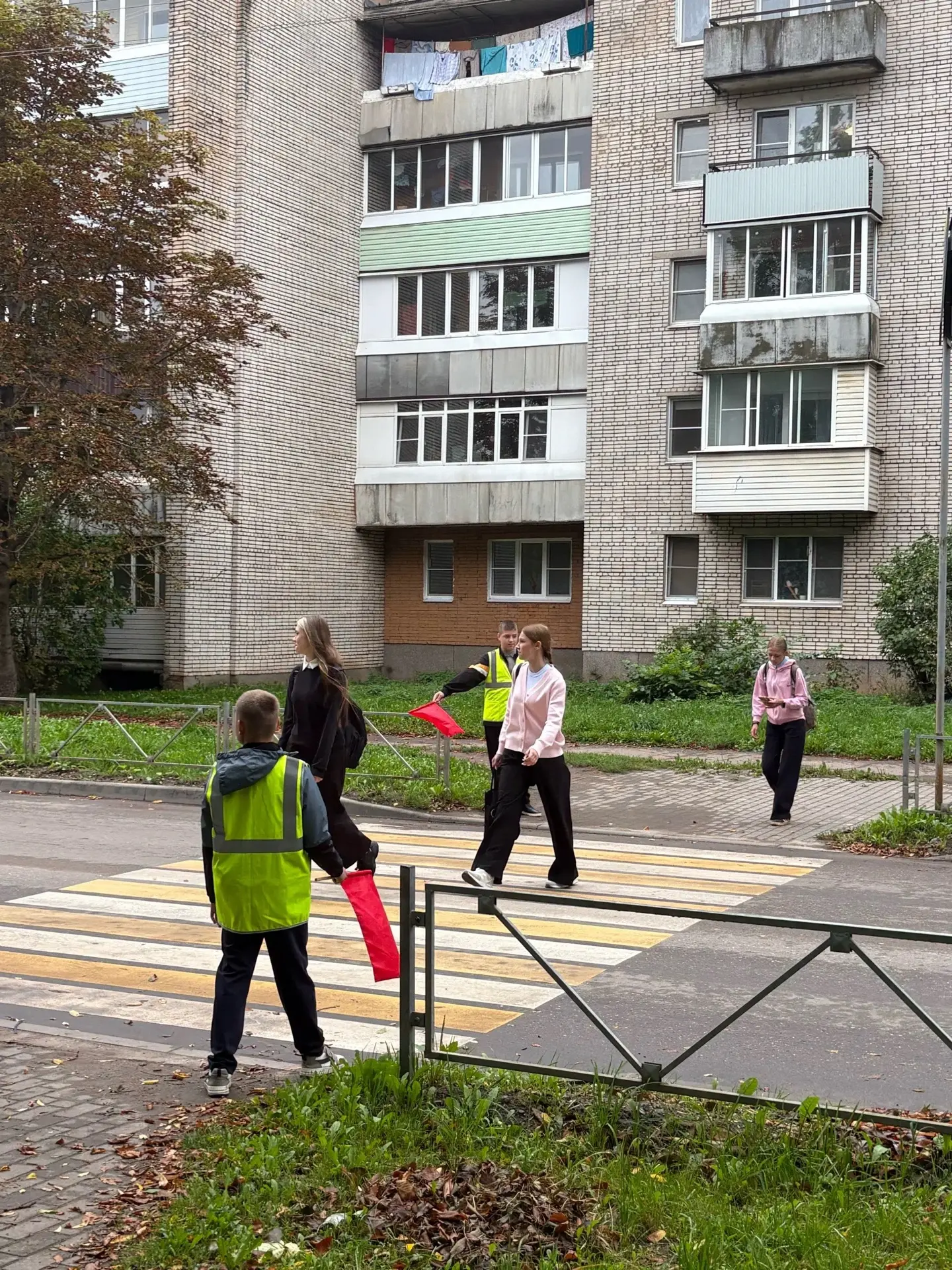 🚦Отряд ЮИД осуществляет дежурство на пешеходном переходе возле школы.