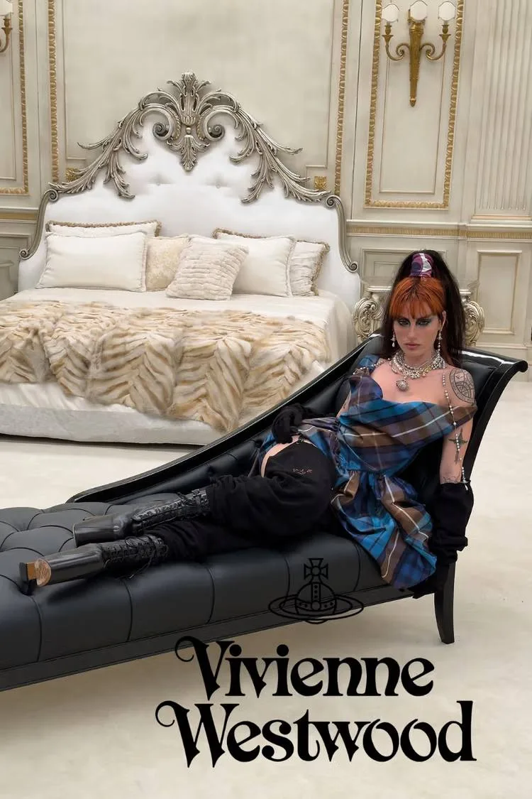 Новый кампейн Vivienne Westwood, снятый Юргеном Теллером. Съемку проводили на итальянск...