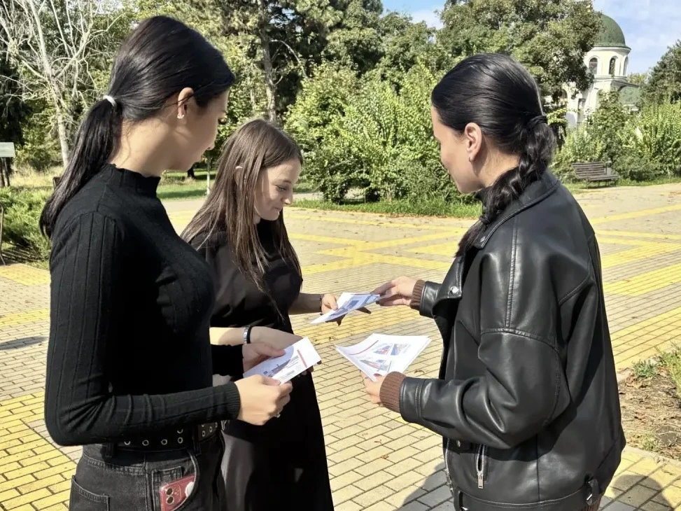🚉⚠️ На улицах нашего посёлка прошла акция, посвящённая правилам безопасного поведения ...