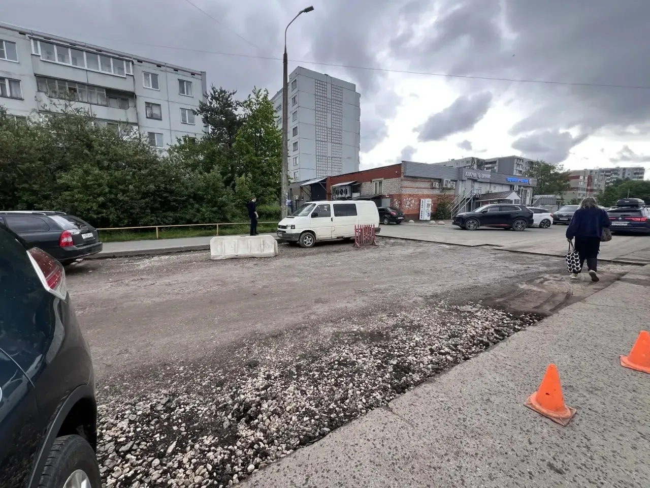 🚧 В Пскове начались работы по устранению аварийных ям на дворовых территориях и проездах  Как расска