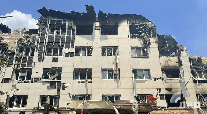 21 человек погиб в результате удара ВСУ по общежитию колледжа в Старобельске.  Сотрудники МЧС заверш
