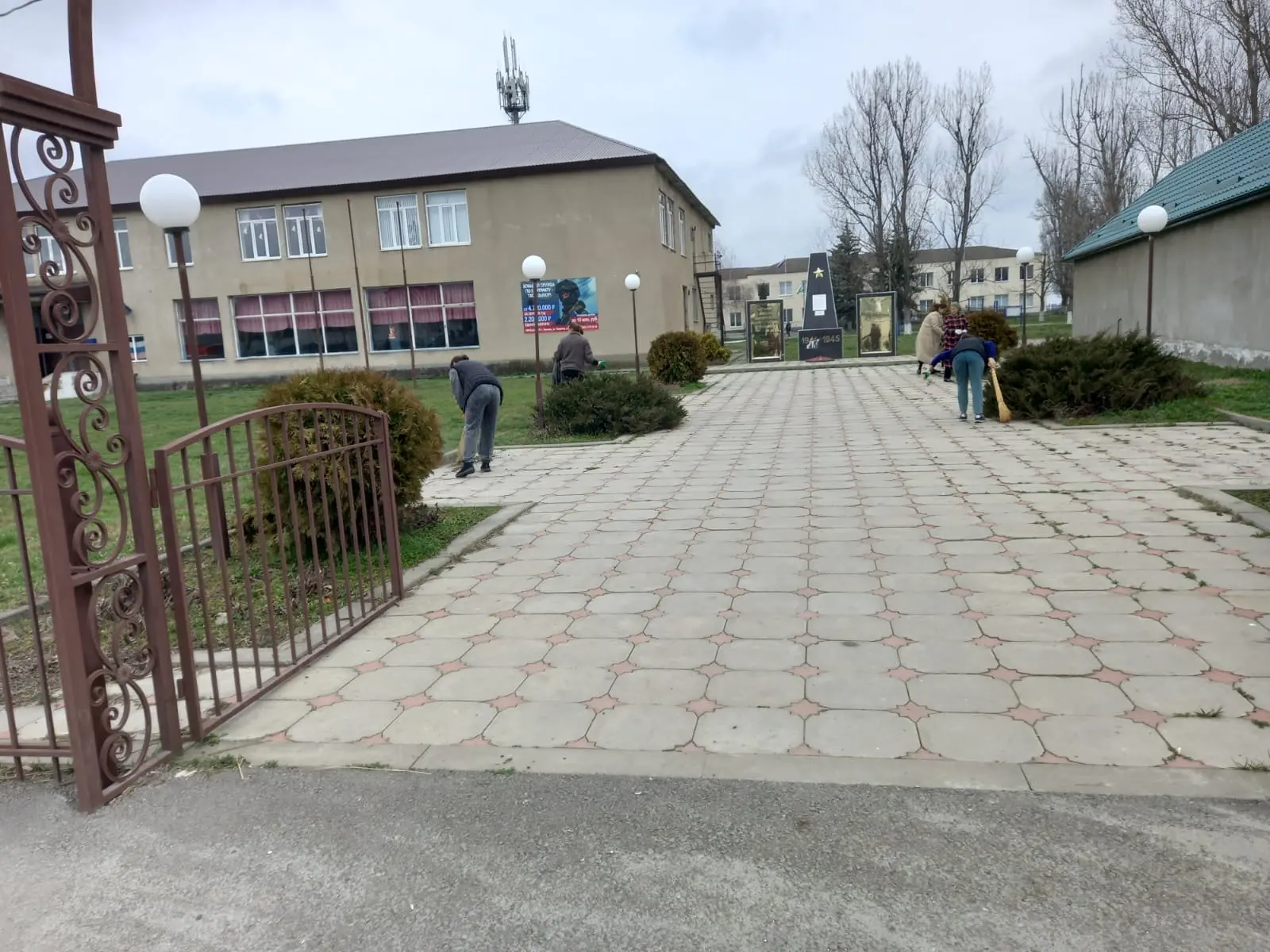 Работники учреждений поселения и жители села принимают активное  участие в проведении м...