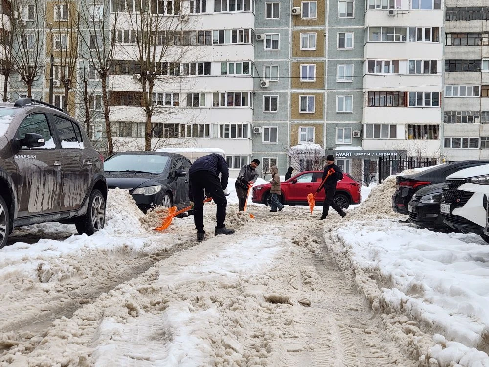 👷‍♂ Вручную почистили проезжую часть на придомовой территории: убрали колею, пока тепл...