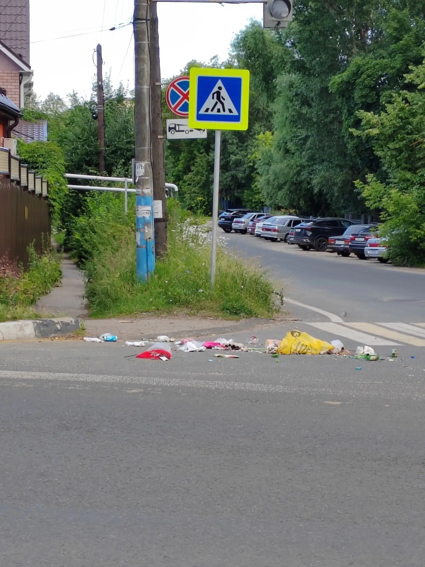 От увиденного просто не хватает культурных слов. Перекрёсток улиц Революции и Коммунистов.
