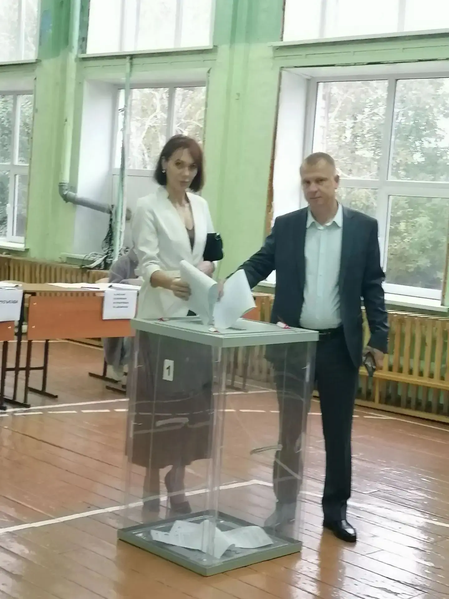Одним из первых сегодня на избирательном участке проголосовал глава Плотниковского  сел...