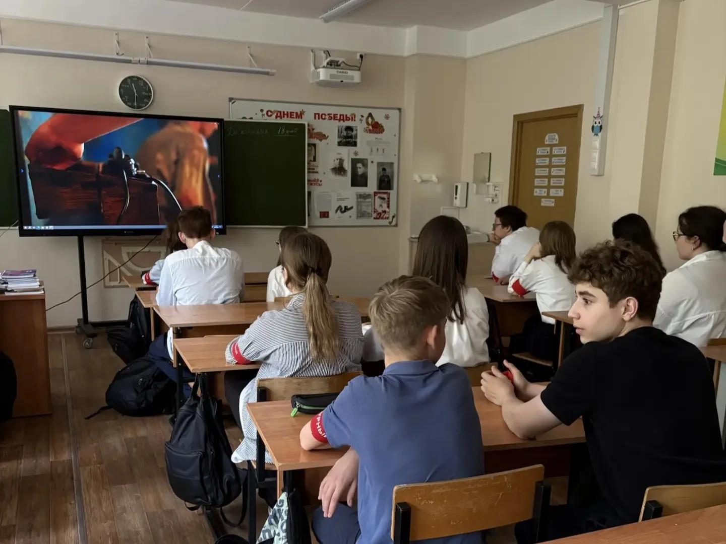 Кино Победы 🎬  С 30 апреля по 8 мая старшеклассники вместе с классными руководителями и учителями ис