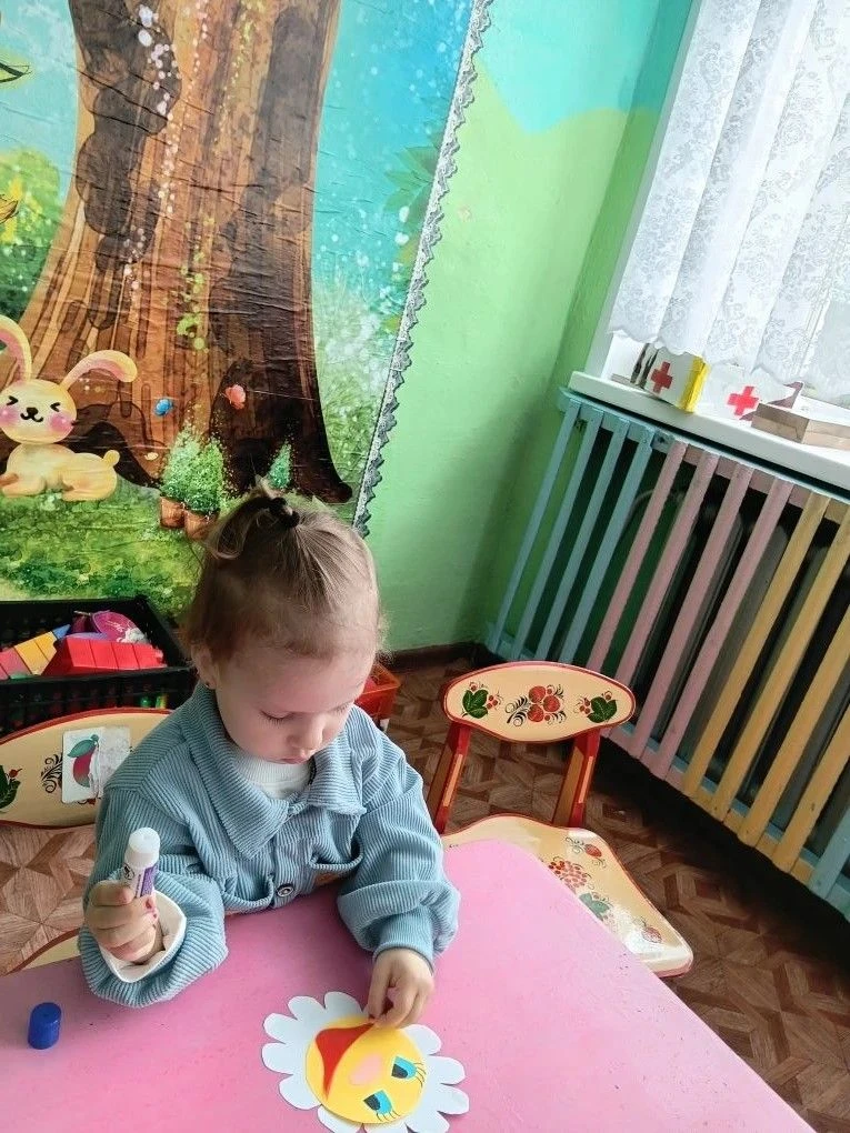 Делитесь улыбками, люди,
Пусть мир этот радостней будет
Вам в ответ улыбнется счастье,
Улыбайтесь, д