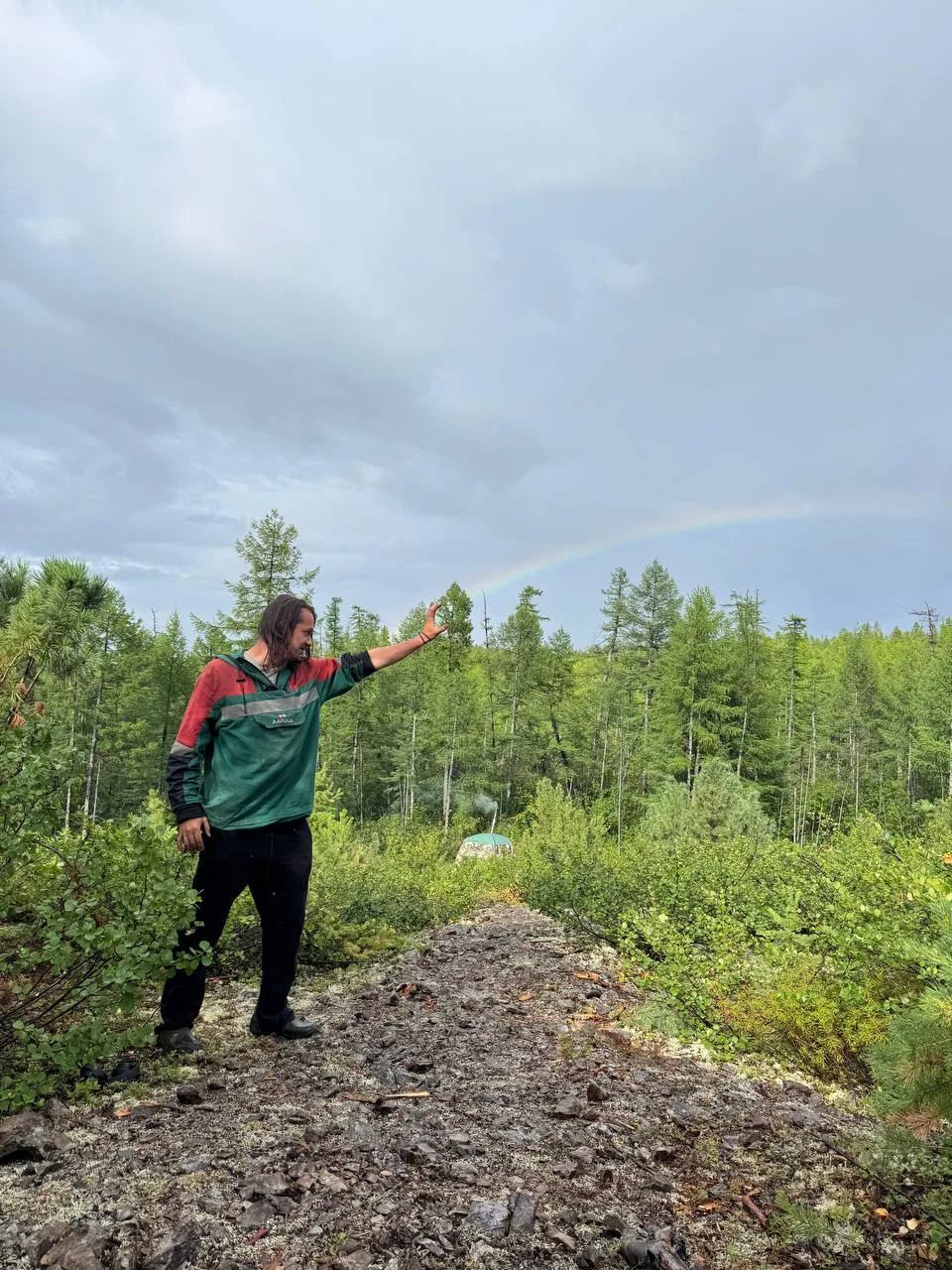 🌈 Вот такие радужные лучи посылают нам геологи Металлогенической партии, которая сейчас работает в 