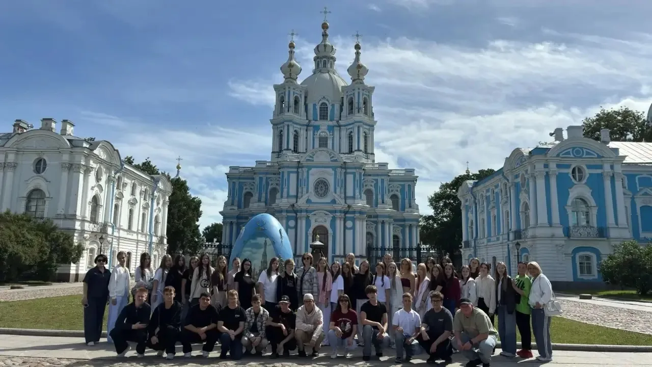 ## Летние приключения в Северной столице! ☀️🚢

Дорогие друзья, ученики и родители нашей гимназии!

