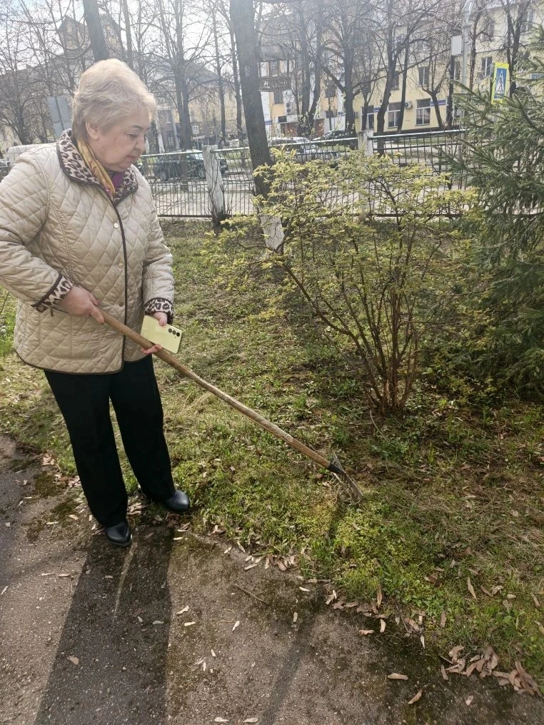 ➡ ШКОЛЬНЫЙ СУББОТНИК  🔥 Учителя и ученики второго корпуса нашей школы вышли на субботник — навели по