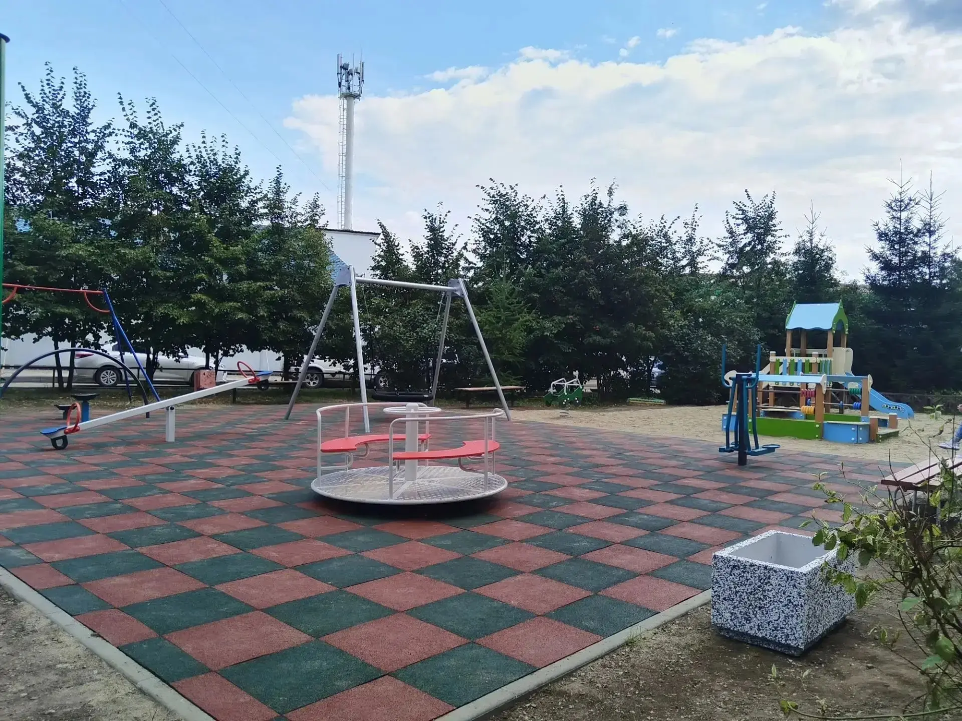 Выполнена установка детской площадки с безопасным покрытием во дворе дома ул. Комсомоль...