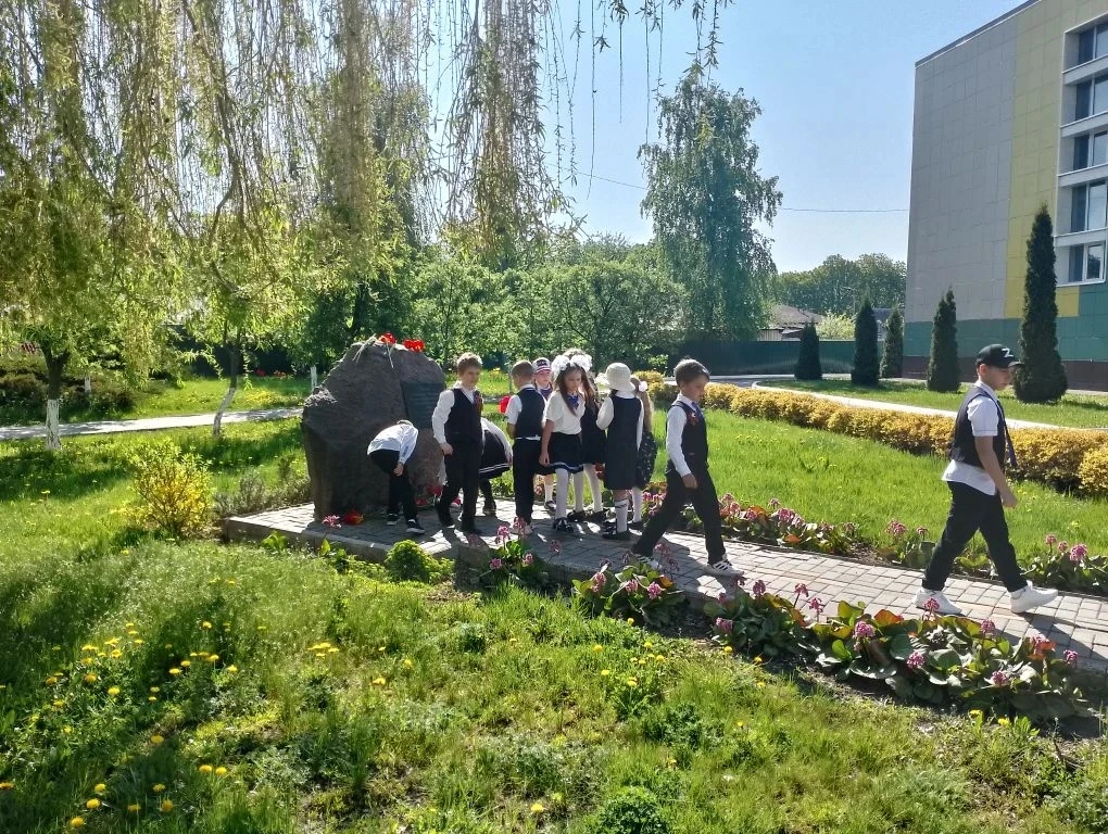 Сегодня у нас был очень насыщенный день! На первом уроке мы (1г класс) сходили к бюсту П.Т.Тутукова,