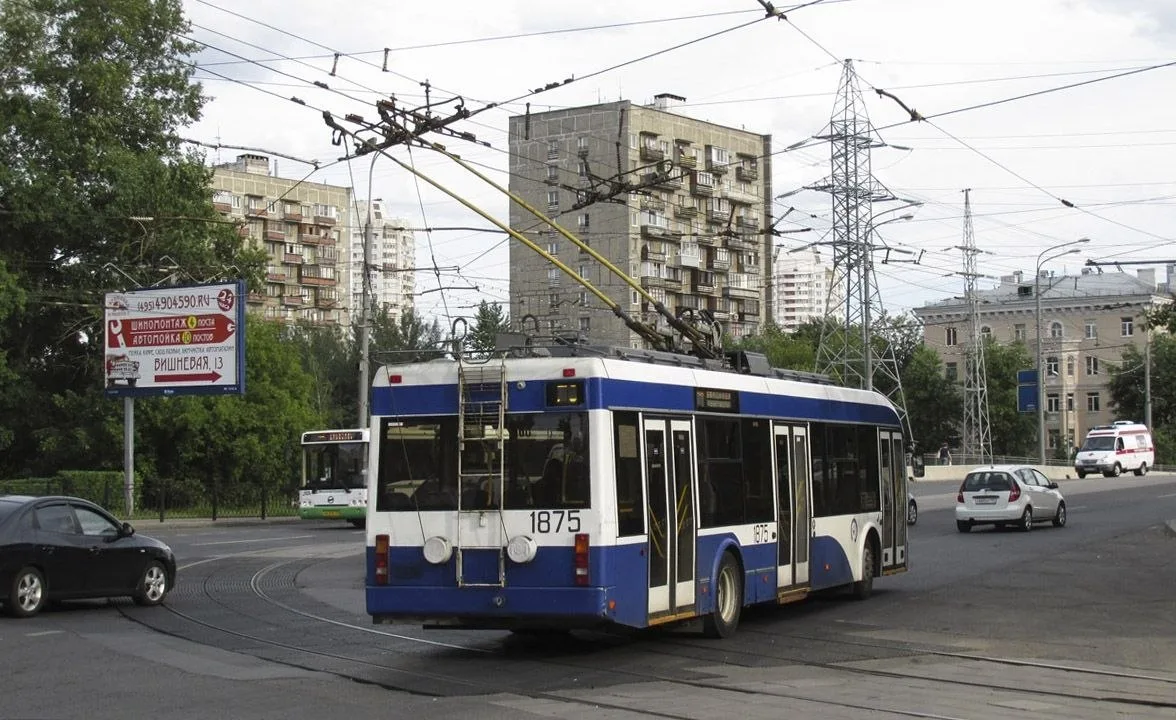 📸 Смотрите, какой кадр — троллейбус 70-го маршрута из первого парка проезжает по улице...