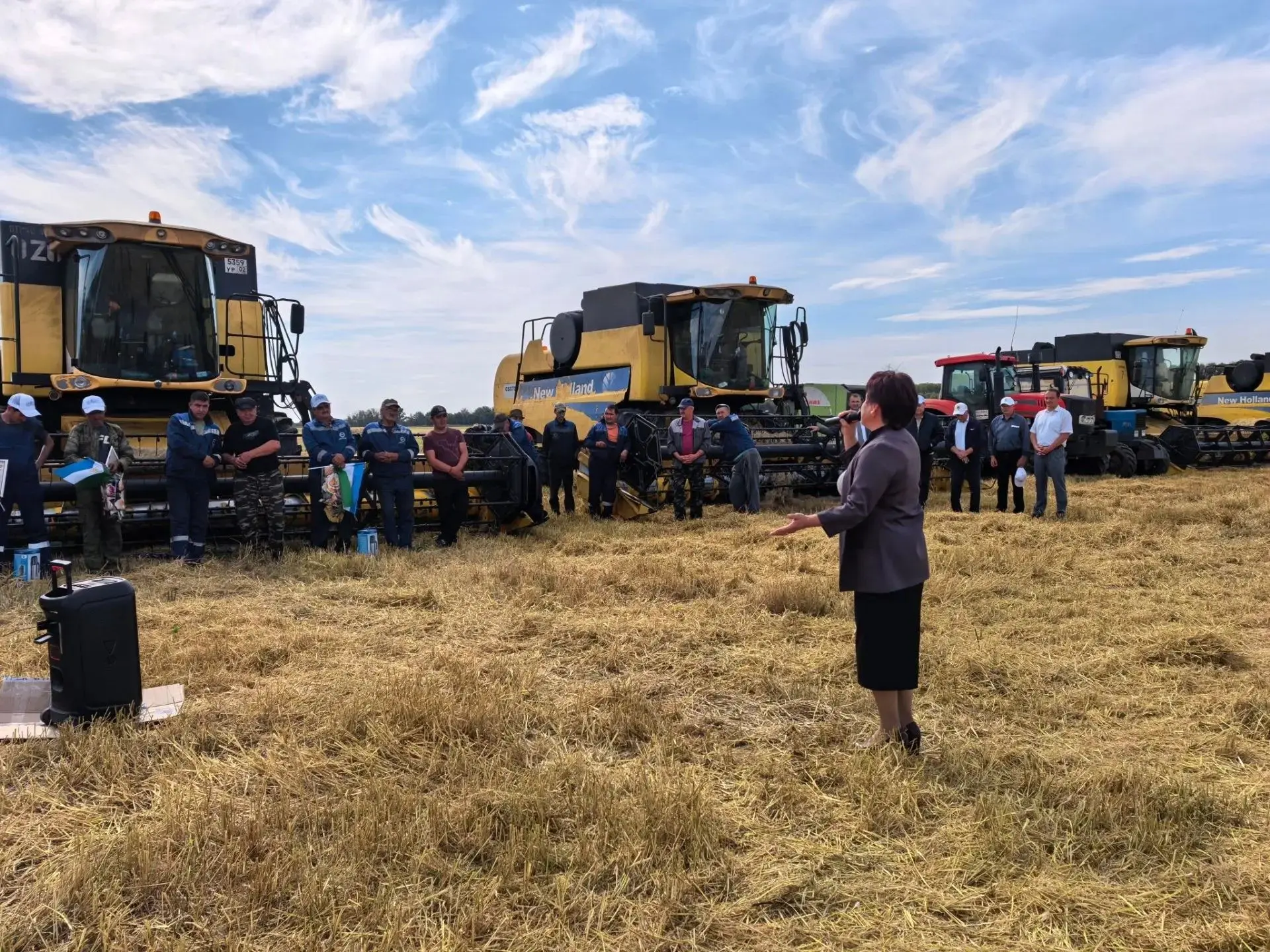 🚜 «Битва за урожай» под звуки курая: артисты РДК заряжают энергией аграриев! ☀️🎶     ...