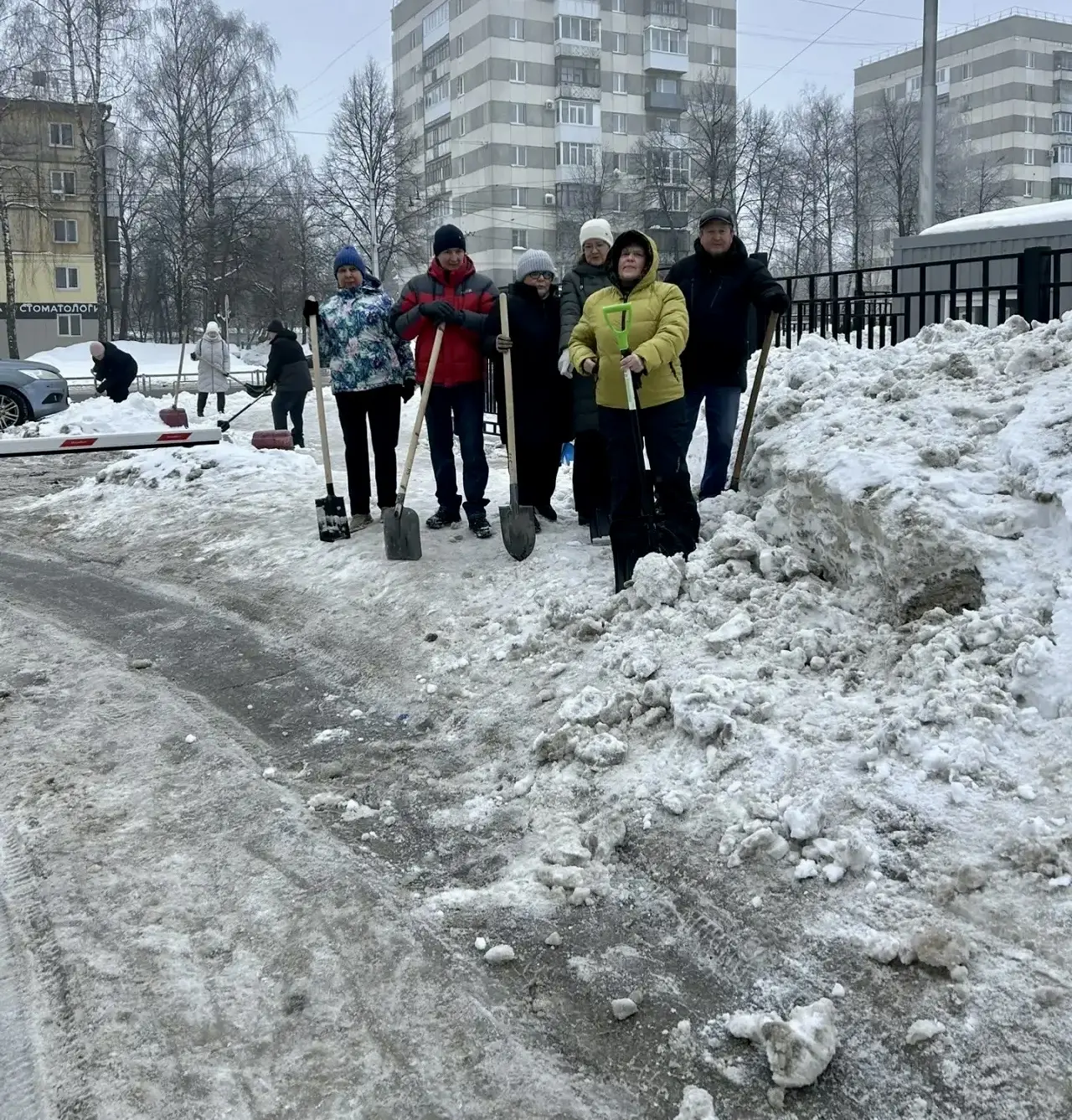 ❄️ Снежный субботник в действии! ☃️  Сегодня, 14 марта, наша гимназия превратилась в настоящую коман
