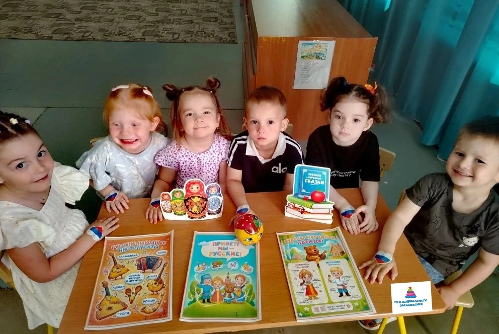 Разговоры о важном «Мы живём в России» в группе "Лучики"

Беседа на тему «Мы живём в России» прошла 