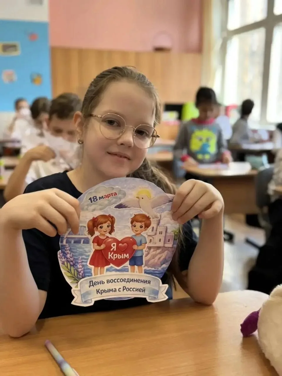 🏫 В нашей Школе прошли тематические мастер‑классы, приуроченные ко Дню воссоединения Крыма с Россией