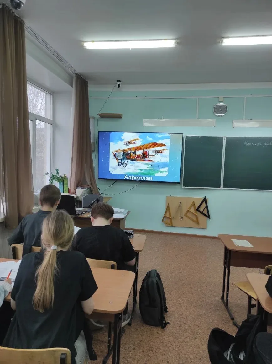 6 Г класс сегодня провели  классный час, посвященный Дню космонавтики! Погрузились в атмосферу тайн 