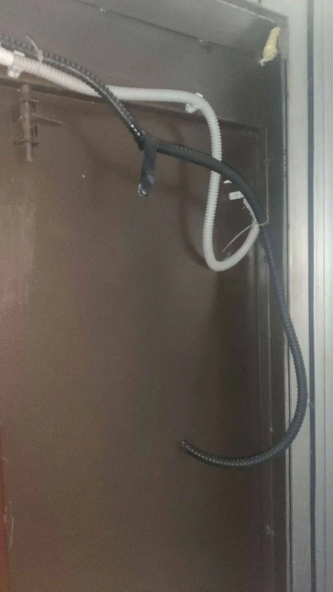 🚪 В Южном Бутово выявлено нарушение размещения электропроводки