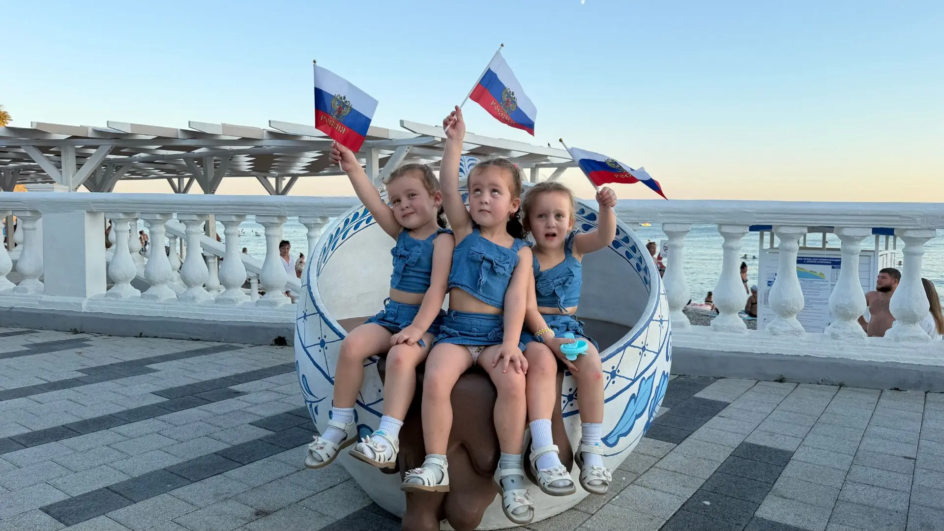 🇷🇺✨ Флаг с нами повсюду! Патриотическая акция «Флаг везде» в «Сказке»! ❤️💙🤍