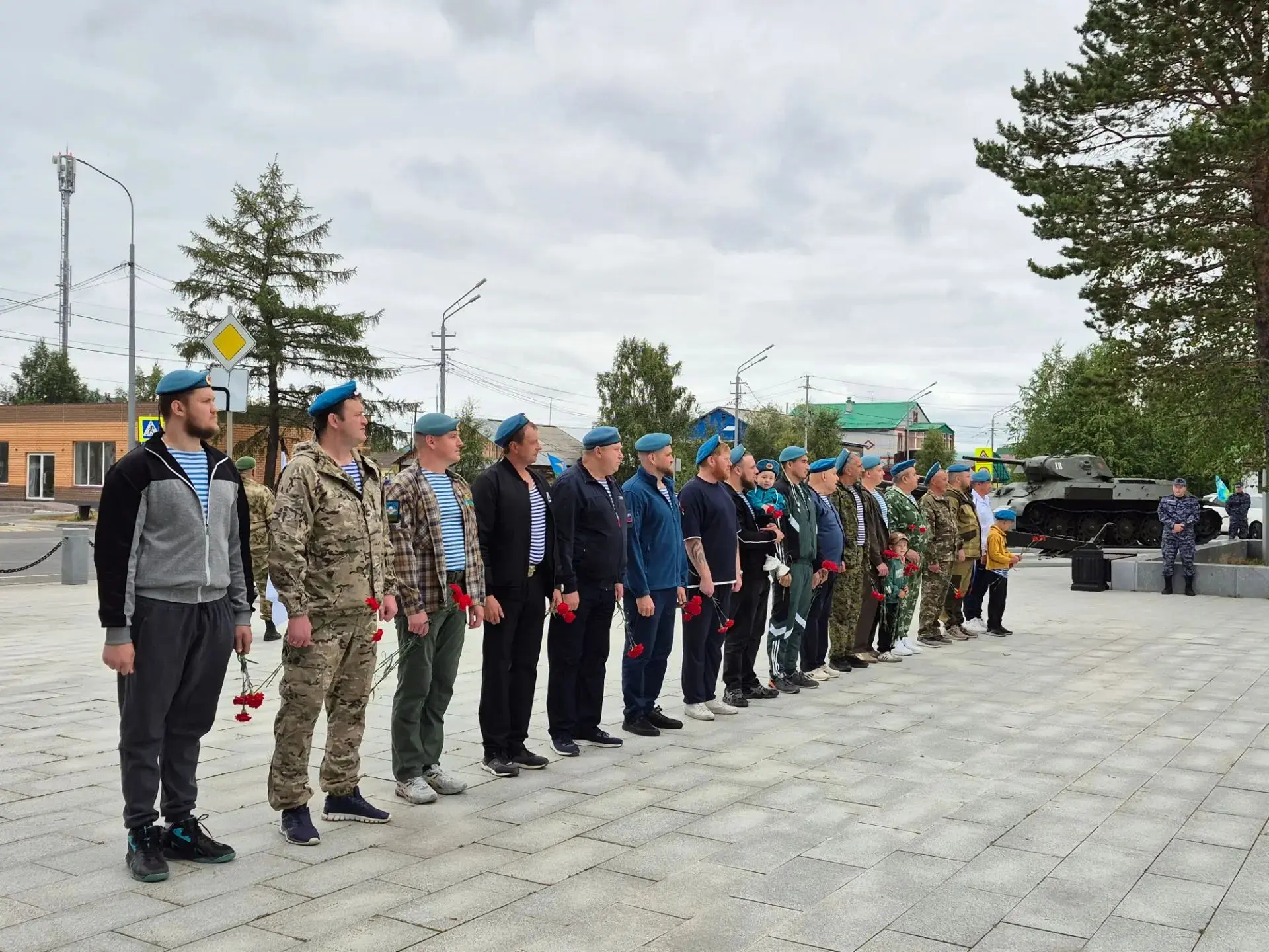 Традиционно у мемориала "Павшим защитникам Отечества" в городе Тарко-Сале прошла гражда...