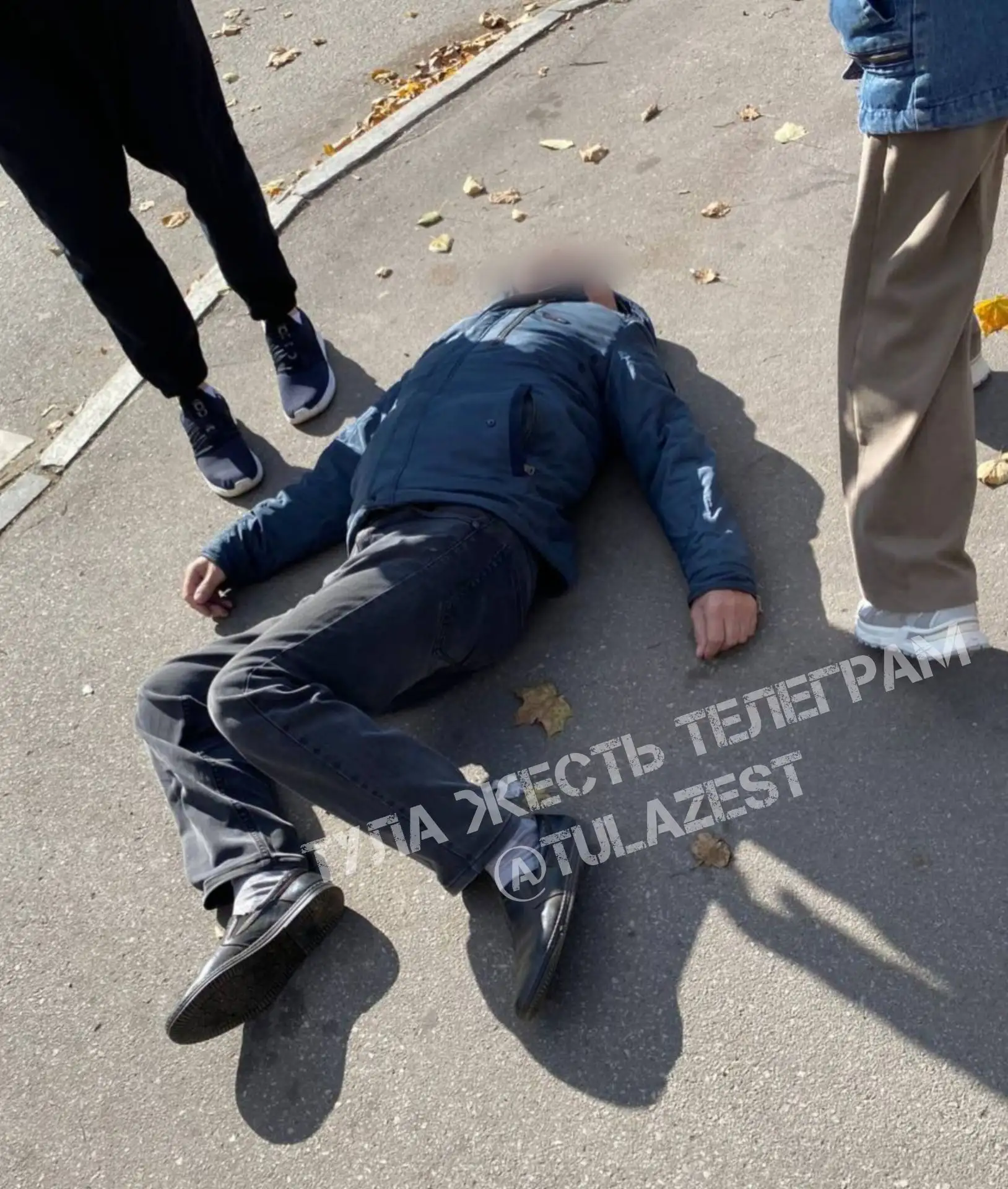 ❗️Мужчина без сознания возле остановки музей Крылова