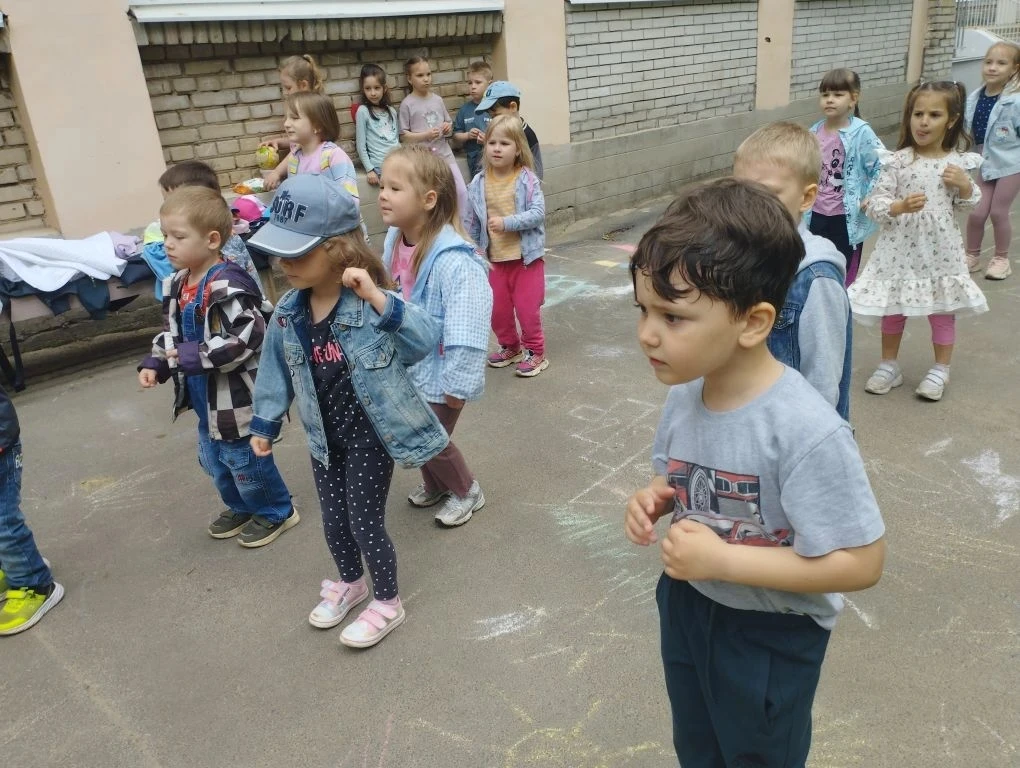 Сегодня в нашем детском саду состоялось музыкальное занятие на свежем воздухе. Воспользовавшись прек