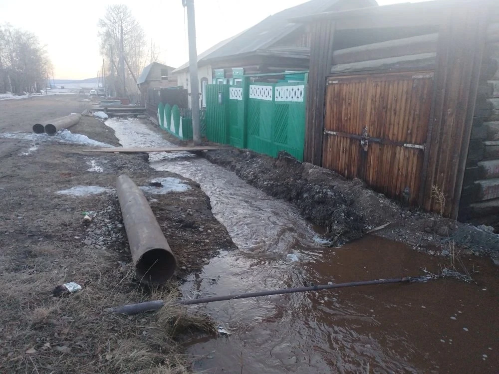 А если без шуток, то и в Качугском муниципальном округе в минувшую пятницу началась борьба с талыми 